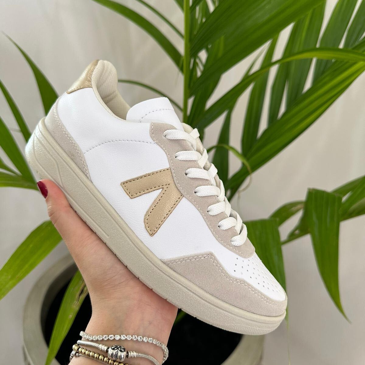 TENIS BLANCOS CON ORO