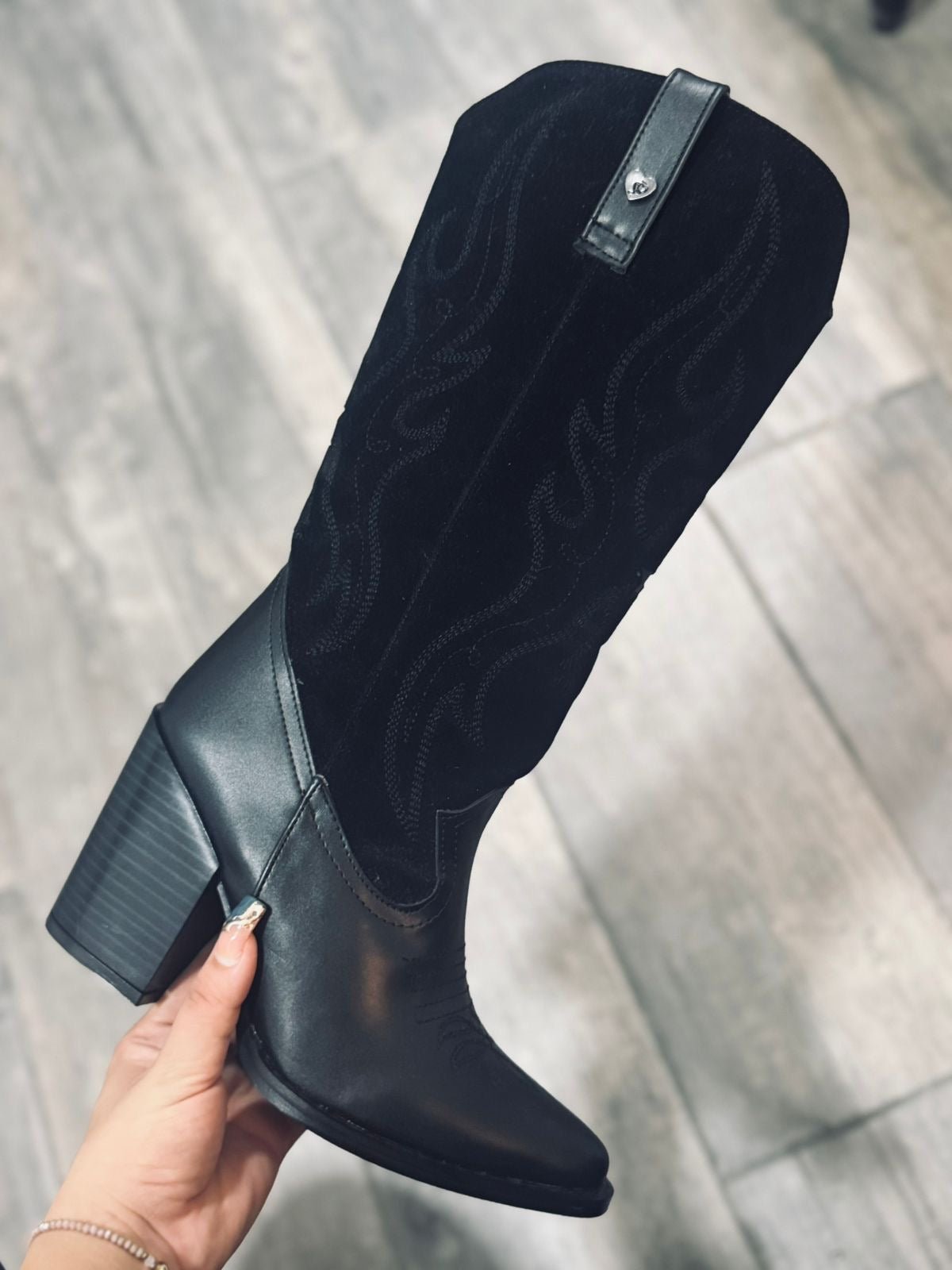 Bota vaquera NEGRA con gamuza y diseño