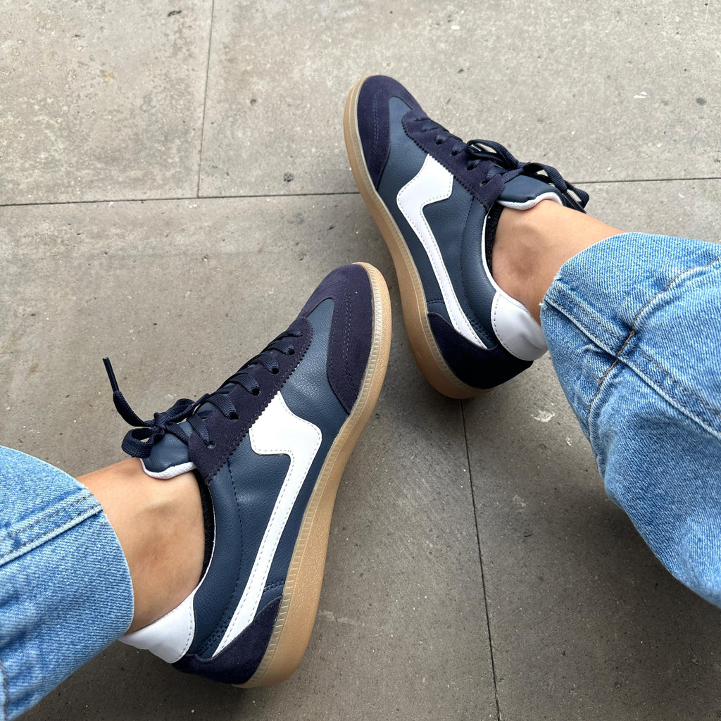 TENIS AZUL MARINO SUELA DELGADA