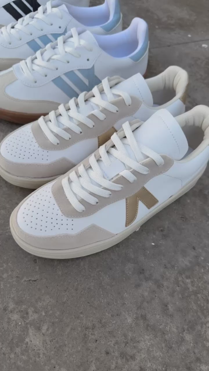TENIS BLANCOS CON ORO